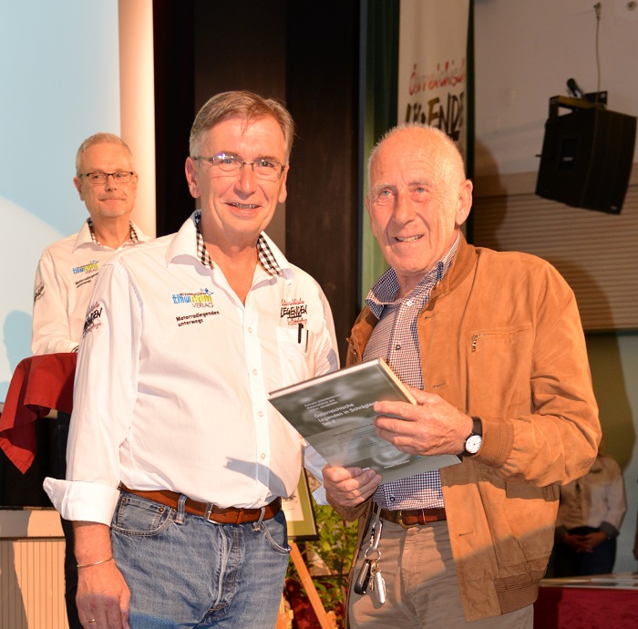 Herbert Thumpser mit Motorradlegende Karl Auer